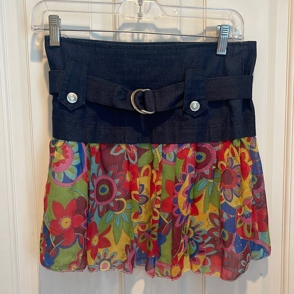 Look Fashion 🎉HP🎉🔥last chance 🔥jeans skirt with flower 🌸 material